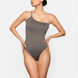 Skims One-Shoulder Seamless Bodysuit in Desert